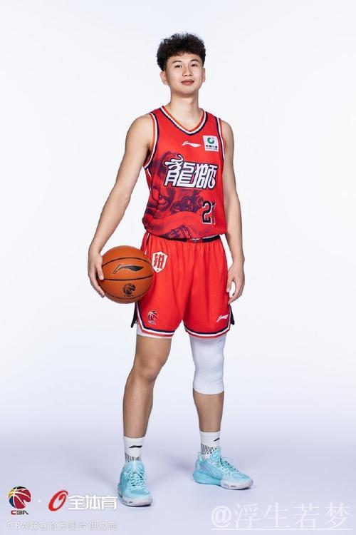 广州男篮发布新赛季球员定妆照：帅气阵容亮眼登场
